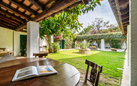 Jardines centrales en ala este con mobiliario